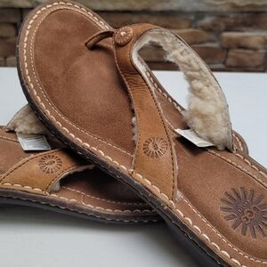 NEARLY NEW‼️UGG POOL HAMOA SHEEPSKIN THONG SANDAL